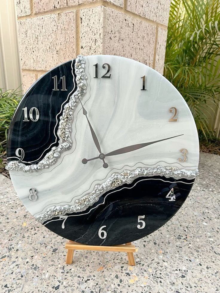 Black and white resin clock